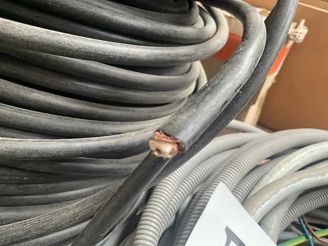 Partij diverse elektriciteitskabels en toebehoren - afbeelding 1 van  8