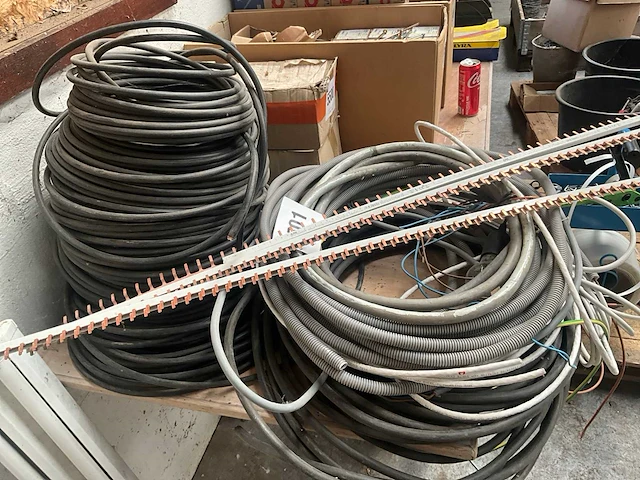 Partij diverse elektriciteitskabels en toebehoren - afbeelding 1 van  8