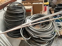 Partij diverse elektriciteitskabels en toebehoren