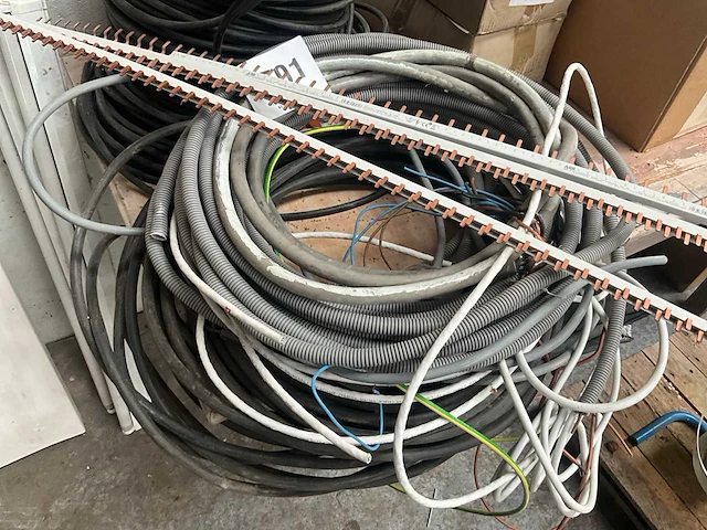 Partij diverse elektriciteitskabels en toebehoren - afbeelding 8 van  8