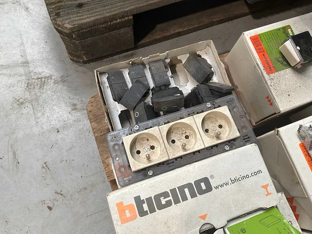 Partij diverse elektrische onderdelen - afbeelding 7 van  8