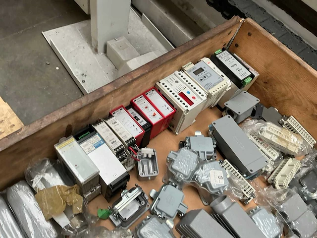 Partij diverse elektro-technische onderdelen - afbeelding 7 van  9