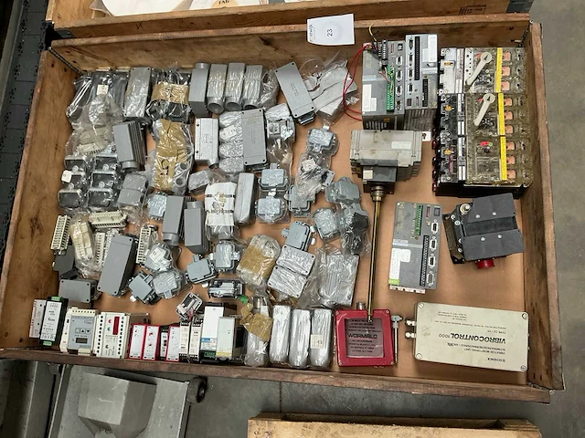 Partij diverse elektro-technische onderdelen - afbeelding 1 van  9