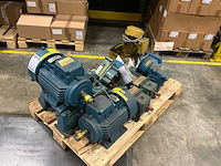 Partij diverse elektromotoren en machineonderdelen - afbeelding 1 van  5