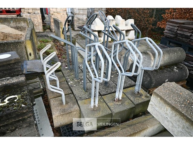 Partij diverse fietsrekken met betonblok - afbeelding 1 van  8