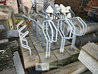 Partij diverse fietsrekken met betonblok - afbeelding 1 van  8