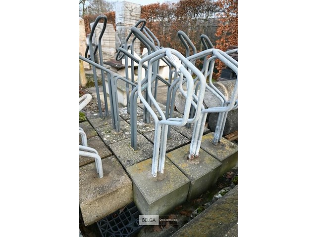 Partij diverse fietsrekken met betonblok - afbeelding 2 van  8