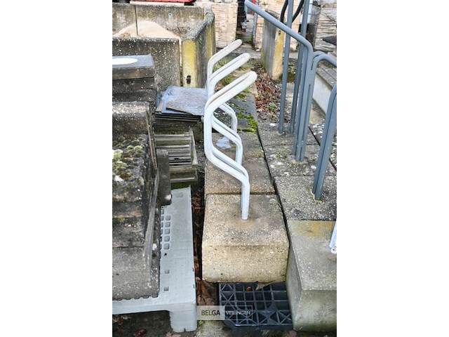 Partij diverse fietsrekken met betonblok - afbeelding 3 van  8