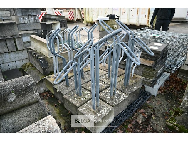Partij diverse fietsrekken met betonblok - afbeelding 4 van  8