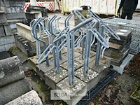 Partij diverse fietsrekken met betonblok - afbeelding 4 van  8