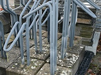 Partij diverse fietsrekken met betonblok - afbeelding 5 van  8