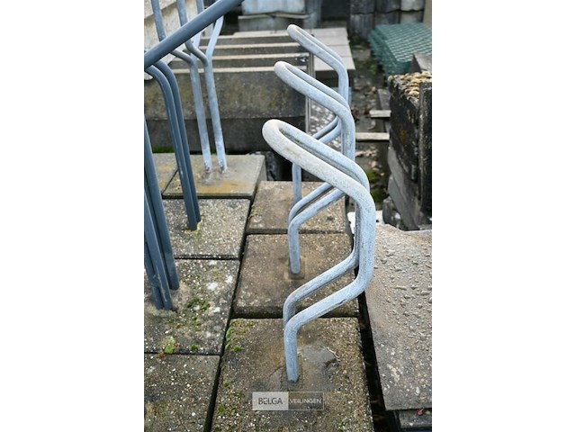 Partij diverse fietsrekken met betonblok - afbeelding 7 van  8