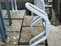 Partij diverse fietsrekken met betonblok - afbeelding 7 van  8