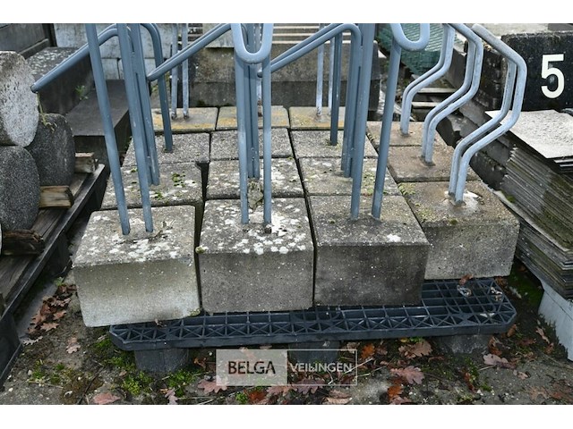 Partij diverse fietsrekken met betonblok - afbeelding 8 van  8