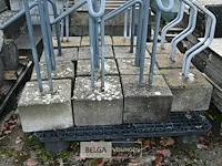 Partij diverse fietsrekken met betonblok - afbeelding 8 van  8