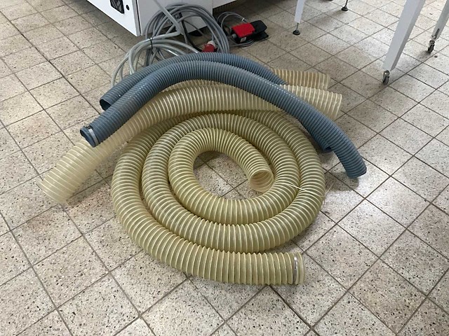 Partij diverse flexibele buizen - afbeelding 1 van  4