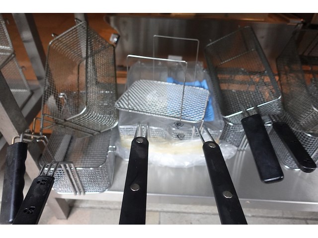 Partij diverse frietmanden - afbeelding 14 van  15