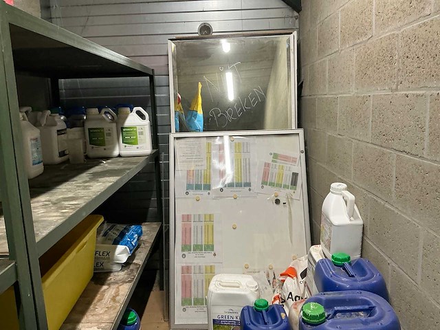 Partij diverse gazon behandeling produkten - afbeelding 1 van  8