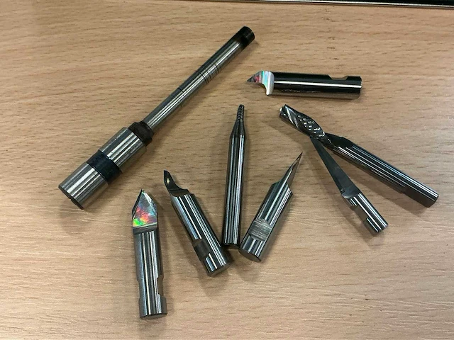 Partij diverse gebruikte snijmessen en frezen - afbeelding 1 van  3