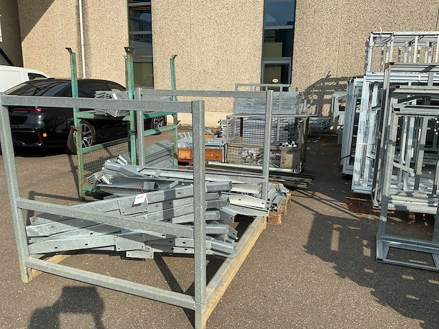 Partij diverse gegalvaniseerde aanhangwagen onderdelen en accessoires - afbeelding 1 van  8
