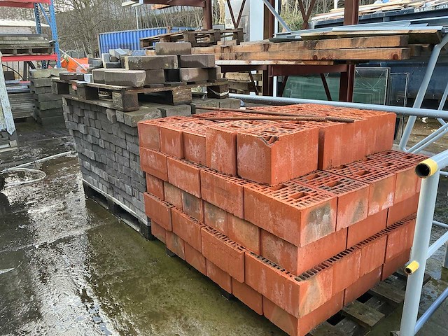 Partij diverse gevelstenen - afbeelding 1 van  4