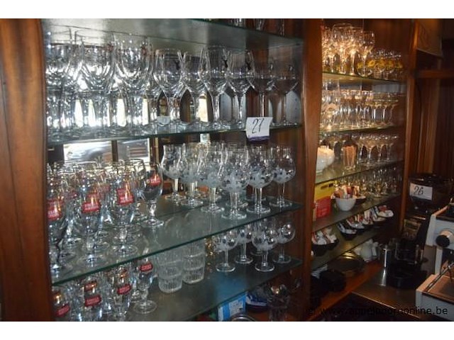 Partij diverse glazen, waaronder bierglazen met logo's, wijnglazen en waterglazen - afbeelding 1 van  3