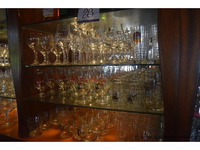 Partij diverse glazen, waaronder bierglazen met logo's, wijnglazen en waterglazen - afbeelding 2 van  3