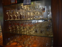 Partij diverse glazen, waaronder bierglazen met logo's, wijnglazen en waterglazen - afbeelding 2 van  3