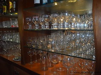 Partij diverse glazen, waaronder bierglazen met logo's, wijnglazen en waterglazen - afbeelding 3 van  3