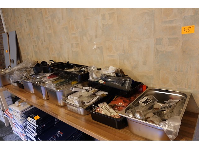 Partij diverse gn bakken met inhoud - afbeelding 1 van  18