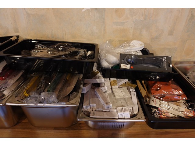 Partij diverse gn bakken met inhoud - afbeelding 12 van  18