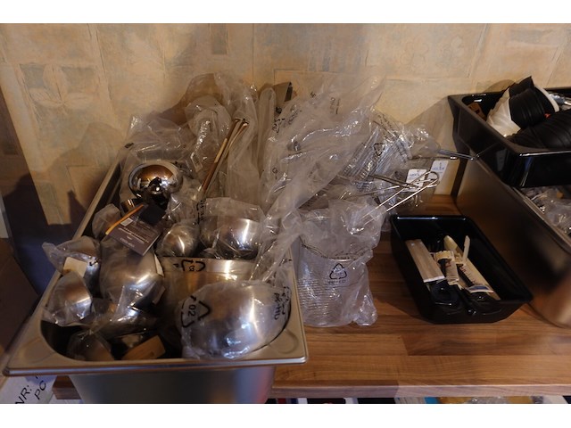 Partij diverse gn bakken met inhoud - afbeelding 15 van  18