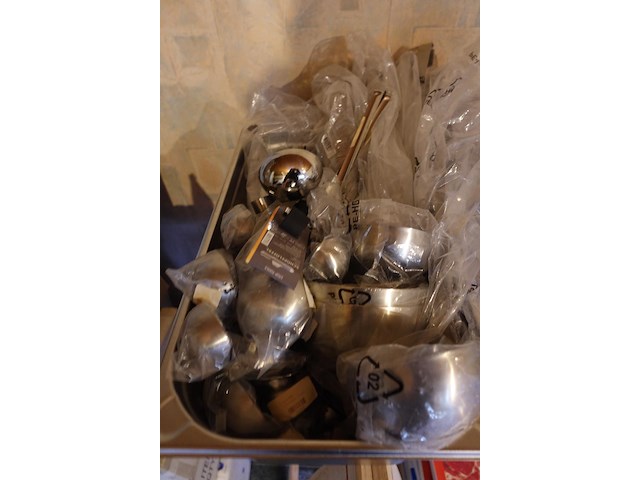 Partij diverse gn bakken met inhoud - afbeelding 16 van  18