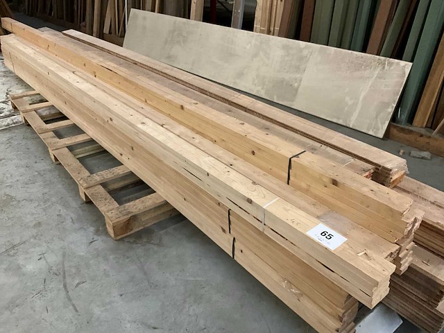 Partij diverse grenen kepers en plafondlatten - afbeelding 1 van  15