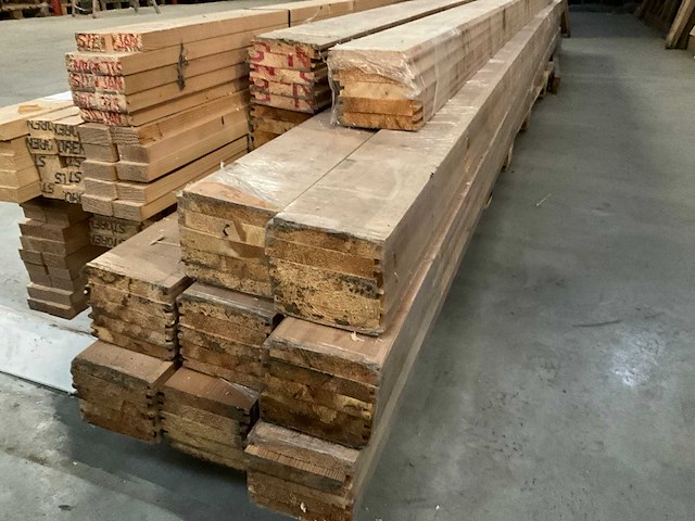 Partij diverse grenen kepers en plafondlatten - afbeelding 9 van  15