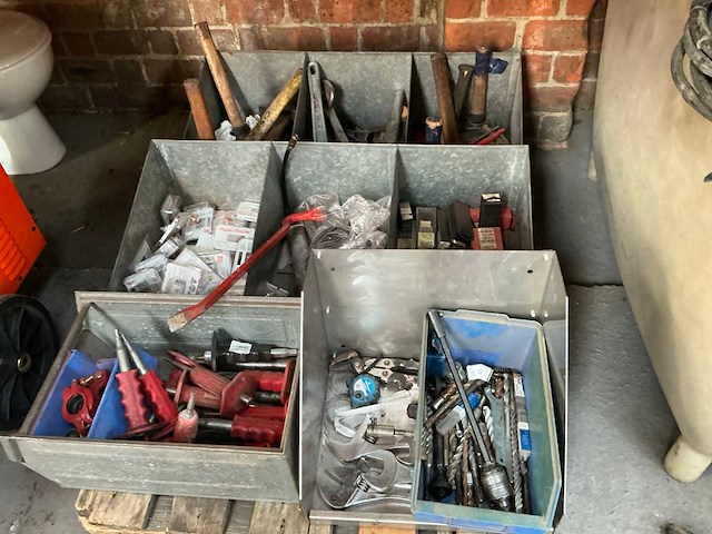 Partij diverse handgereedschappen en aannemersmaterialen - afbeelding 1 van  4