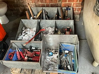 Partij diverse handgereedschappen en aannemersmaterialen - afbeelding 1 van  4