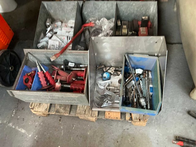Partij diverse handgereedschappen en aannemersmaterialen - afbeelding 2 van  4