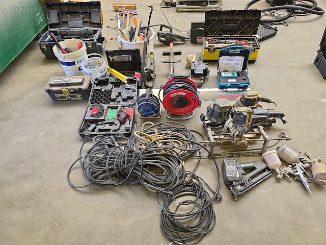 Partij diverse handgereedschappen en elektrische gereedschappen - afbeelding 1 van  17