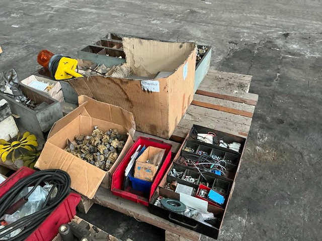 Partij diverse hijsmaterialen, gereedschappen en onderdelen - afbeelding 3 van  14