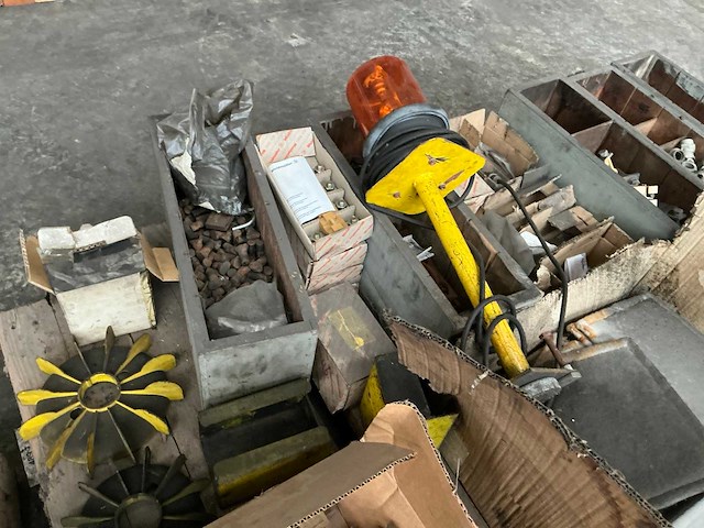 Partij diverse hijsmaterialen, gereedschappen en onderdelen - afbeelding 5 van  14