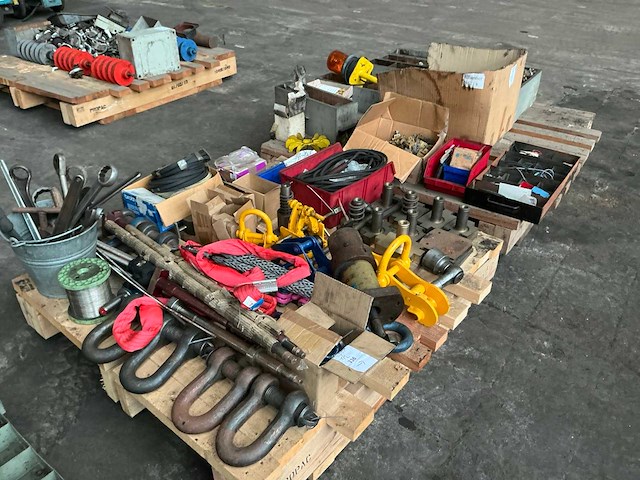 Partij diverse hijsmaterialen, gereedschappen en onderdelen - afbeelding 1 van  14