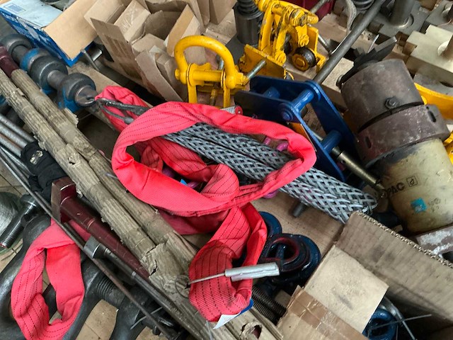 Partij diverse hijsmaterialen, gereedschappen en onderdelen - afbeelding 9 van  14