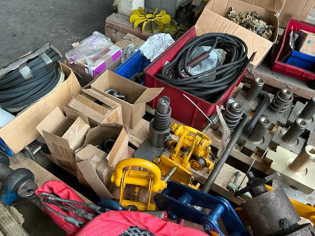 Partij diverse hijsmaterialen, gereedschappen en onderdelen - afbeelding 12 van  14