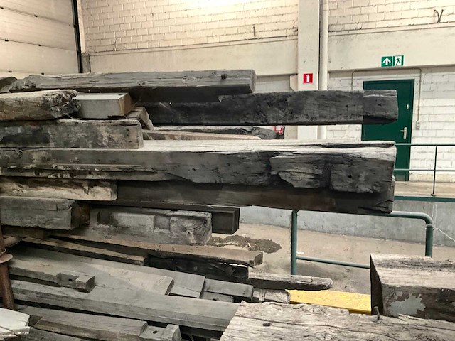 Partij diverse historische eiken balken - afbeelding 1 van  8