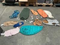 Partij diverse hondenjassen, hals- en leibanden - afbeelding 1 van  8