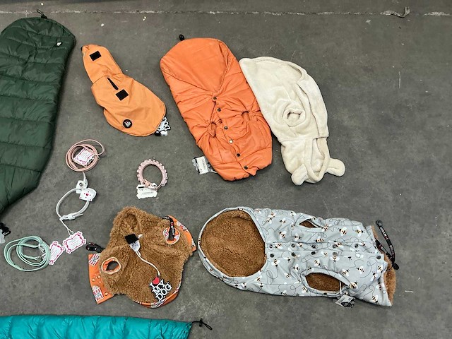 Partij diverse hondenjassen, hals- en leibanden - afbeelding 4 van  8