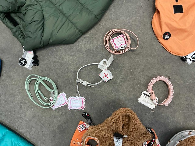 Partij diverse hondenjassen, hals- en leibanden - afbeelding 6 van  8