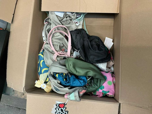 Partij diverse hondenjassen, hals- en leibanden - afbeelding 7 van  8