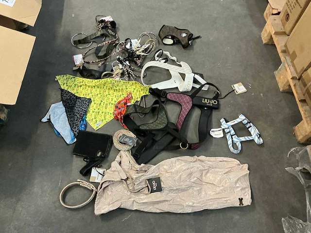 Partij diverse hondenleibanden -en harnassen - afbeelding 1 van  14